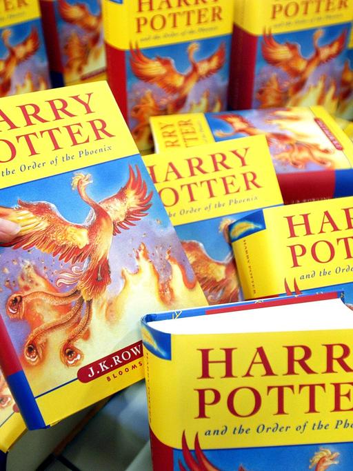 Ansicht von englischen Exemplaren des Buches "Harry Potter and the Order of the Phoenix" vom Bloomsbury-Verlag.