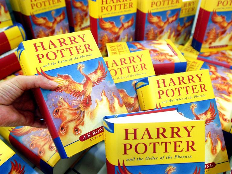 Ansicht von englischen Exemplaren des Buches "Harry Potter and the Order of the Phoenix" vom Bloomsbury-Verlag.