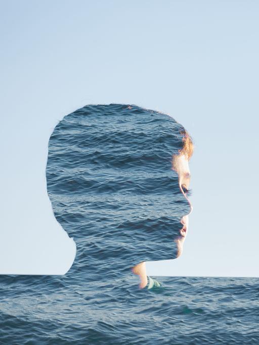 Fotomontage eines Jungenportraits, das scheinbar im Meer untergeht