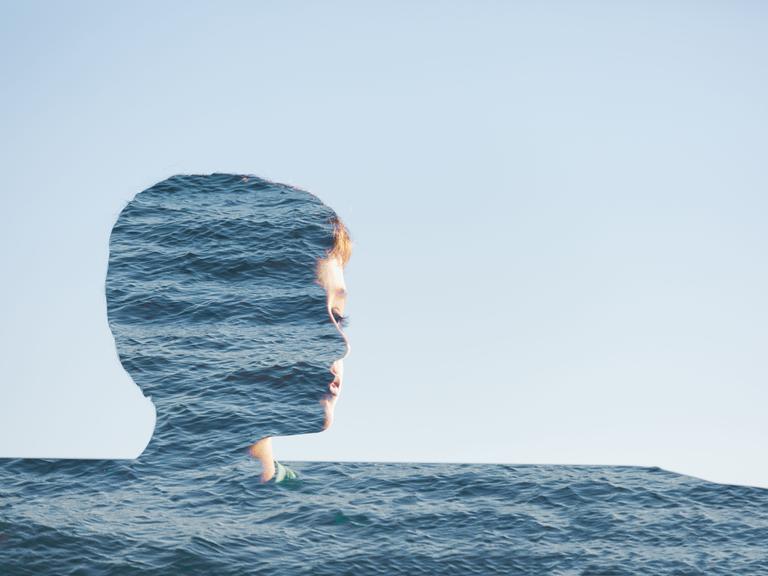 Fotomontage eines Jungenportraits, das scheinbar im Meer untergeht