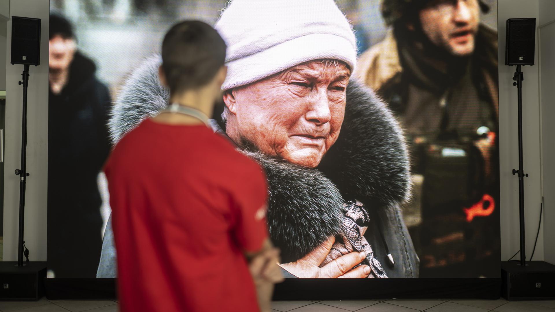 Bilder über den Krieg in der Ukraine im "Russian Warcrimes House" auf dem World Economic Forum in Davos. Bilder über den Krieg in der Ukraine im "Russian Warcrimes House" auf dem World Economic Forum in Davos.