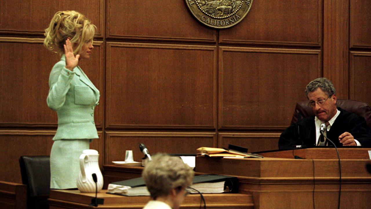 Schauspielerin Pamela Anderson schwört vor Richter David Horowitz während einer Gerichtsverhandlung in Los Angeles (09.05.1997)