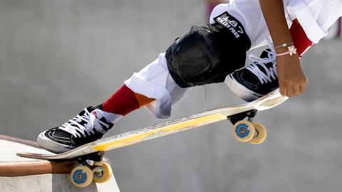 Der japanische Skateboarder Korona Hiraki bei den Olympischen Spielen in Tokio 2021