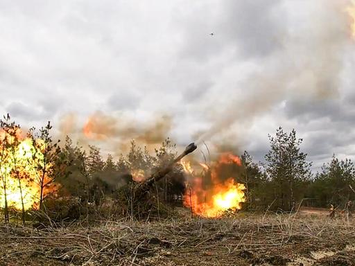 DIESES FOTO WIRD VON DER RUSSISCHEN STAATSAGENTUR TASS ZUR VERFÜGUNG GESTELLT. Das Foto vom 7. März 2023 zeigt eine Panzer-Haubitze, die gerade vom russischen Militär abgefeuert wird