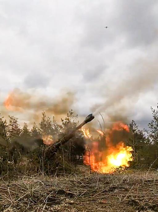 DIESES FOTO WIRD VON DER RUSSISCHEN STAATSAGENTUR TASS ZUR VERFÜGUNG GESTELLT. Das Foto vom 7. März 2023 zeigt eine Panzer-Haubitze, die gerade vom russischen Militär abgefeuert wird