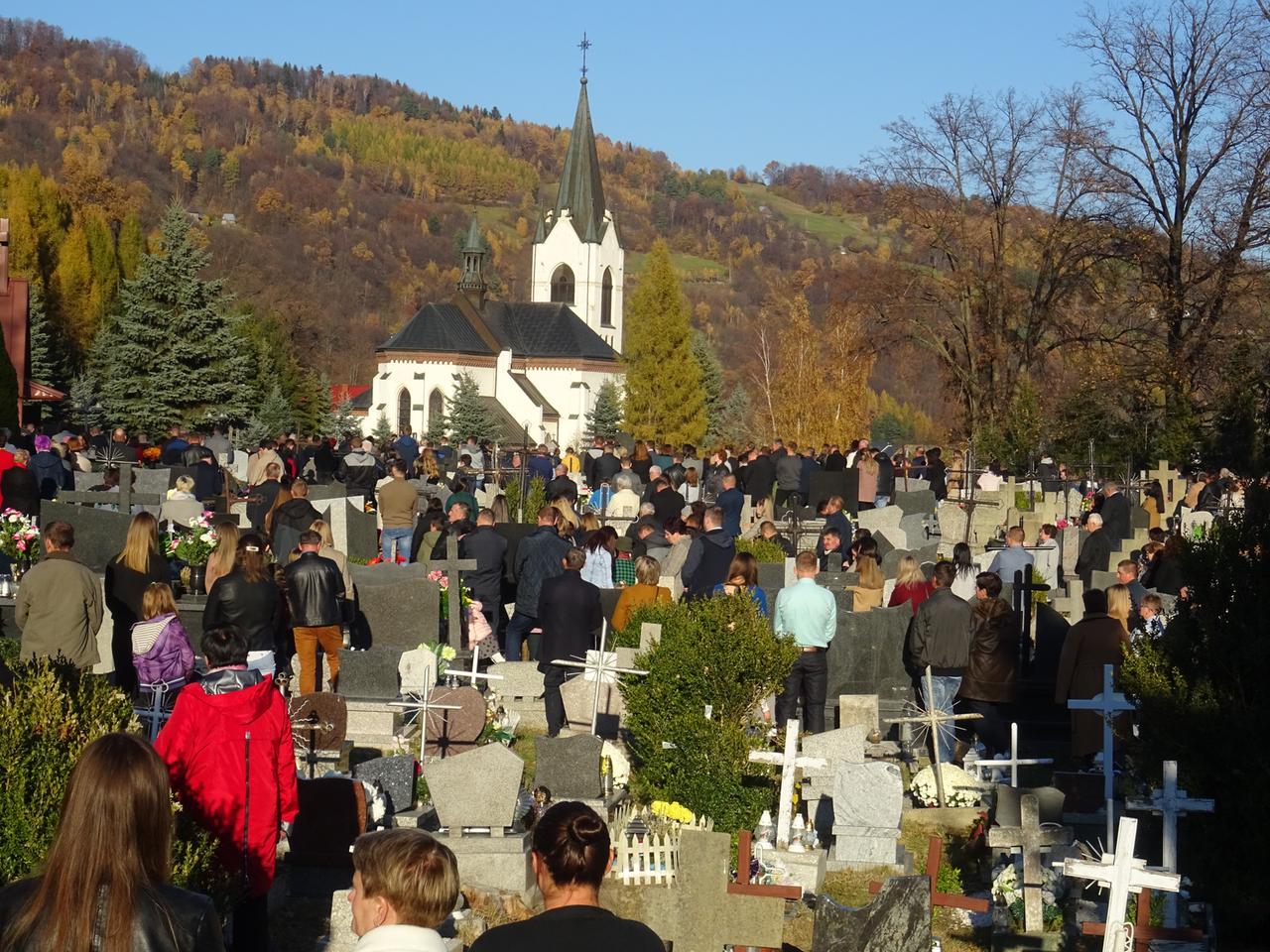 Viele Besucher an Allerheiligen auf dem Friedhof in Laskowa. 