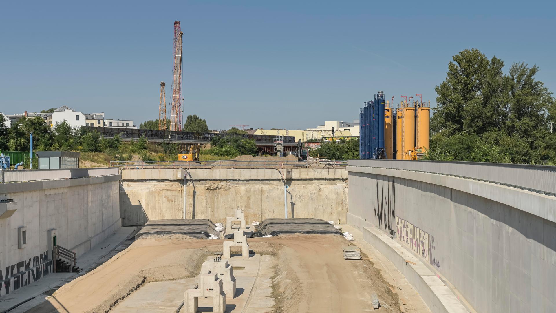 Eine Baustelle in Berlin: Viel Beton und eine graue Mauer. An dieser Stelle soll die Stadtautobahn A100 weitergebaut werden. Eine Baustelle in Berlin: Viel Beton und eine graue Mauer. An dieser Stelle soll die Stadtautobahn A100 weitergebaut werden.