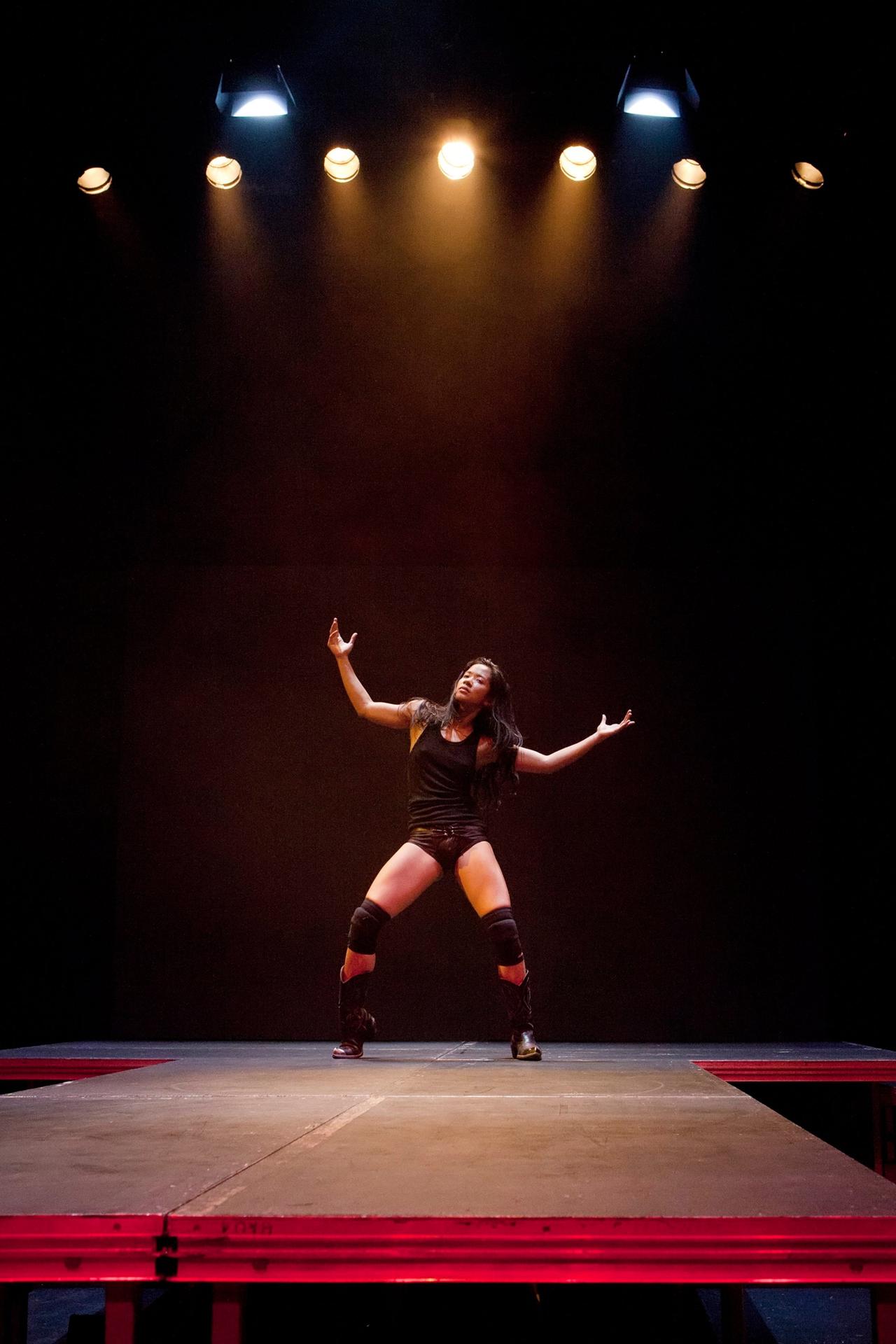 Macho Dancer - Performance von und mit Eisa Jocson im Rahmen des Tanzfestivals Tanz im August im HAU 3, Hebbel am Ufer, in Berlin. Macho Dancer - Performance von und mit Eisa Jocson im Rahmen des Tanzfestivals Tanz im August im HAU 3, Hebbel am Ufer, in Berlin.