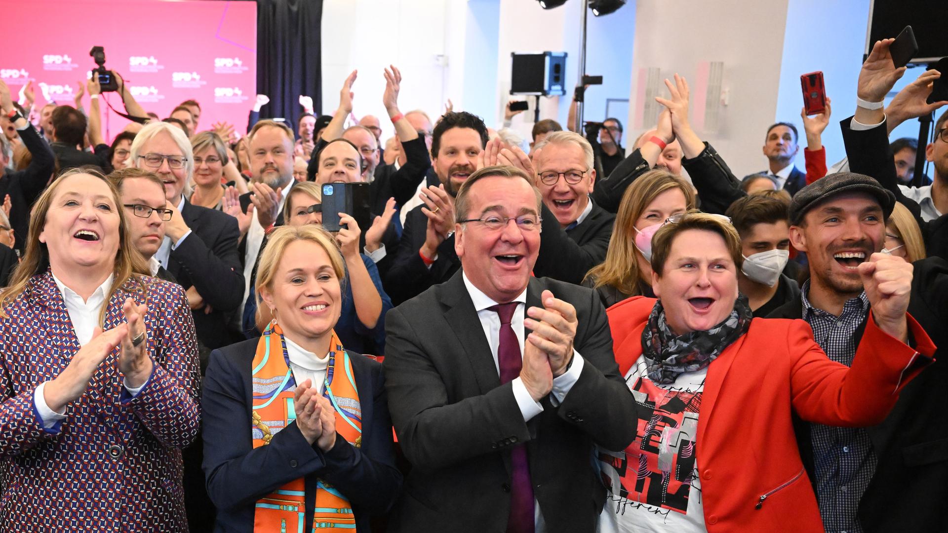 Jubelnde SPD-Mitglieder und -Anhängerinnen bei der Wahlparty in Hannover Jubelnde SPD-Mitglieder und -Anhängerinnen bei der Wahlparty in Hannover