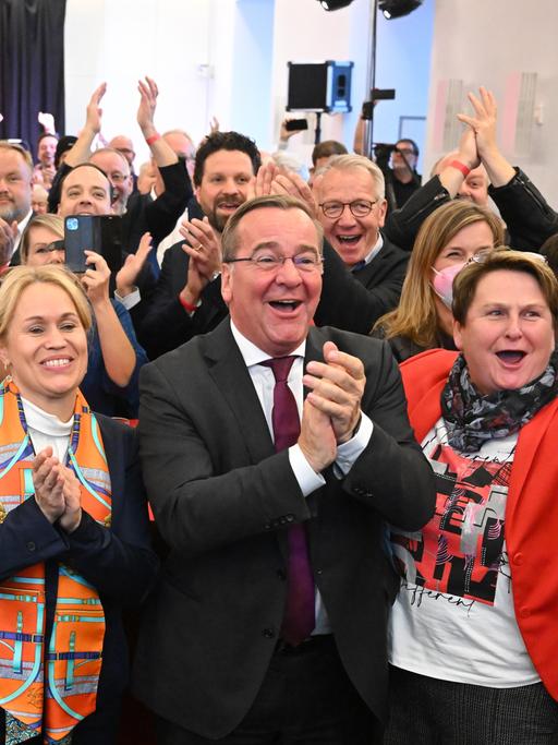 Jubelnde SPD-Mitglieder und -Anhängerinnen bei der Wahlparty in Hannover