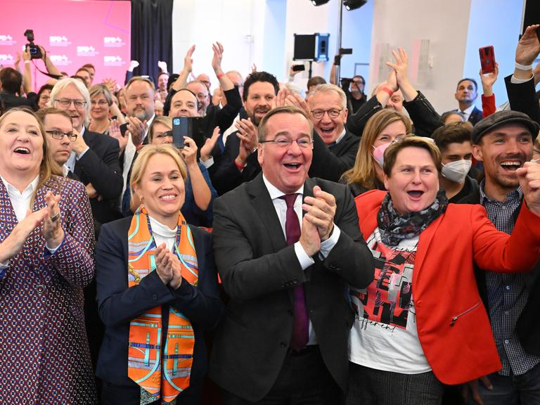 Jubelnde SPD-Mitglieder und -Anhängerinnen bei der Wahlparty in Hannover