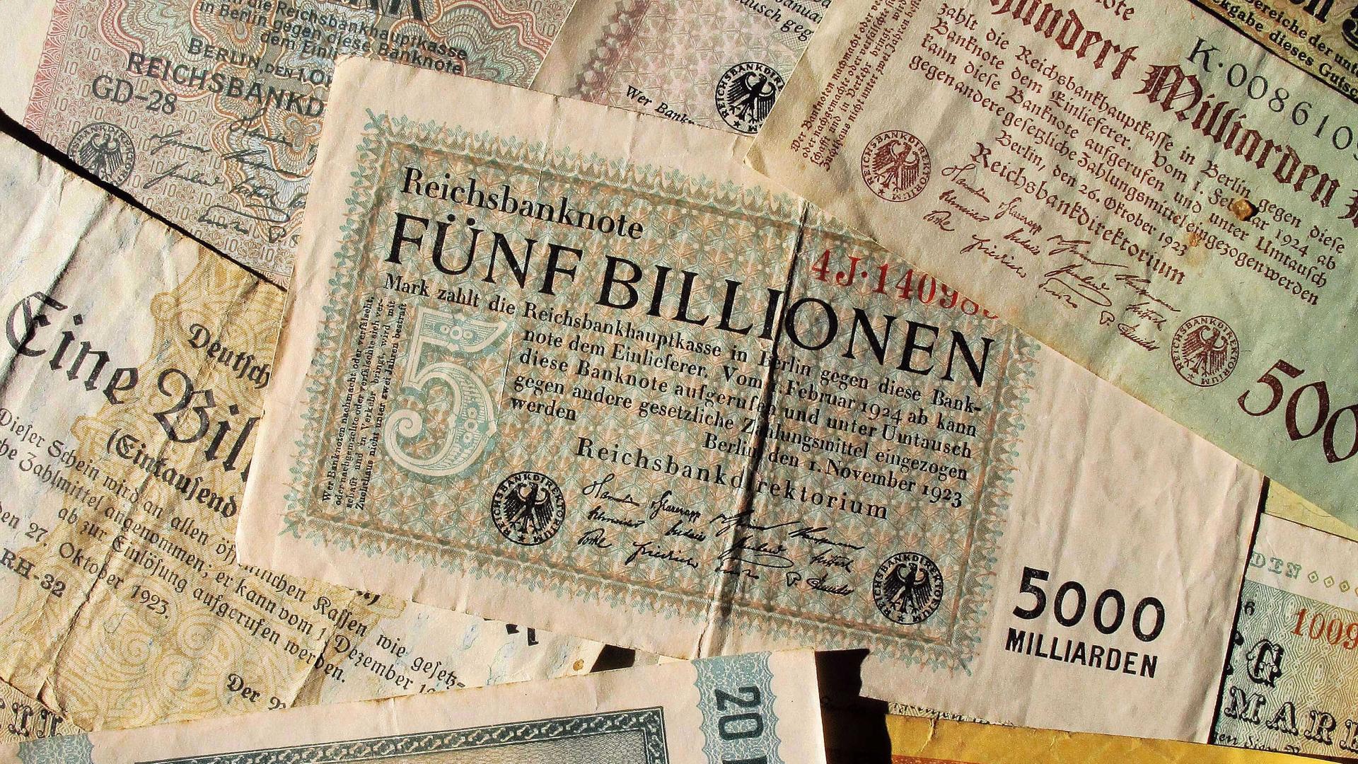 Eine Reichsbanknote über fünf Billionen Mark vom November 1923 und andere Banknoten über 20 Milliarden Mark, 500 Milliarden Mark u.a vornehmlich 1923 von der Deutschen Reichsbank ausgegeben, aufgenommen am 22.10.2011. 