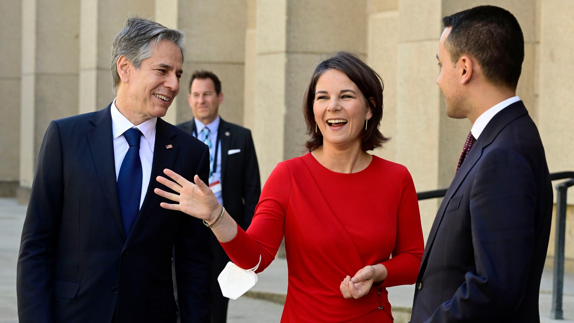 Bundesaußenministerin Baerbock steht zwischen ihren Amtskollegen Blinken aus den USA und di Maio aus Italien. Bundesaußenministerin Baerbock steht zwischen ihren Amtskollegen Blinken aus den USA und di Maio aus Italien.