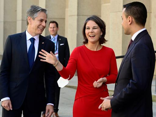 Bundesaußenministerin Baerbock steht zwischen ihren Amtskollegen Blinken aus den USA und di Maio aus Italien.