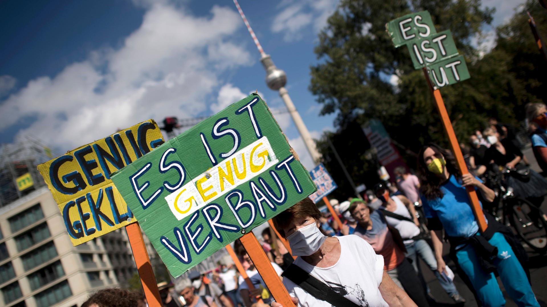 Demonstranten mit Schild "Es ist genug verbaut" Demonstranten mit Schild "Es ist genug verbaut"