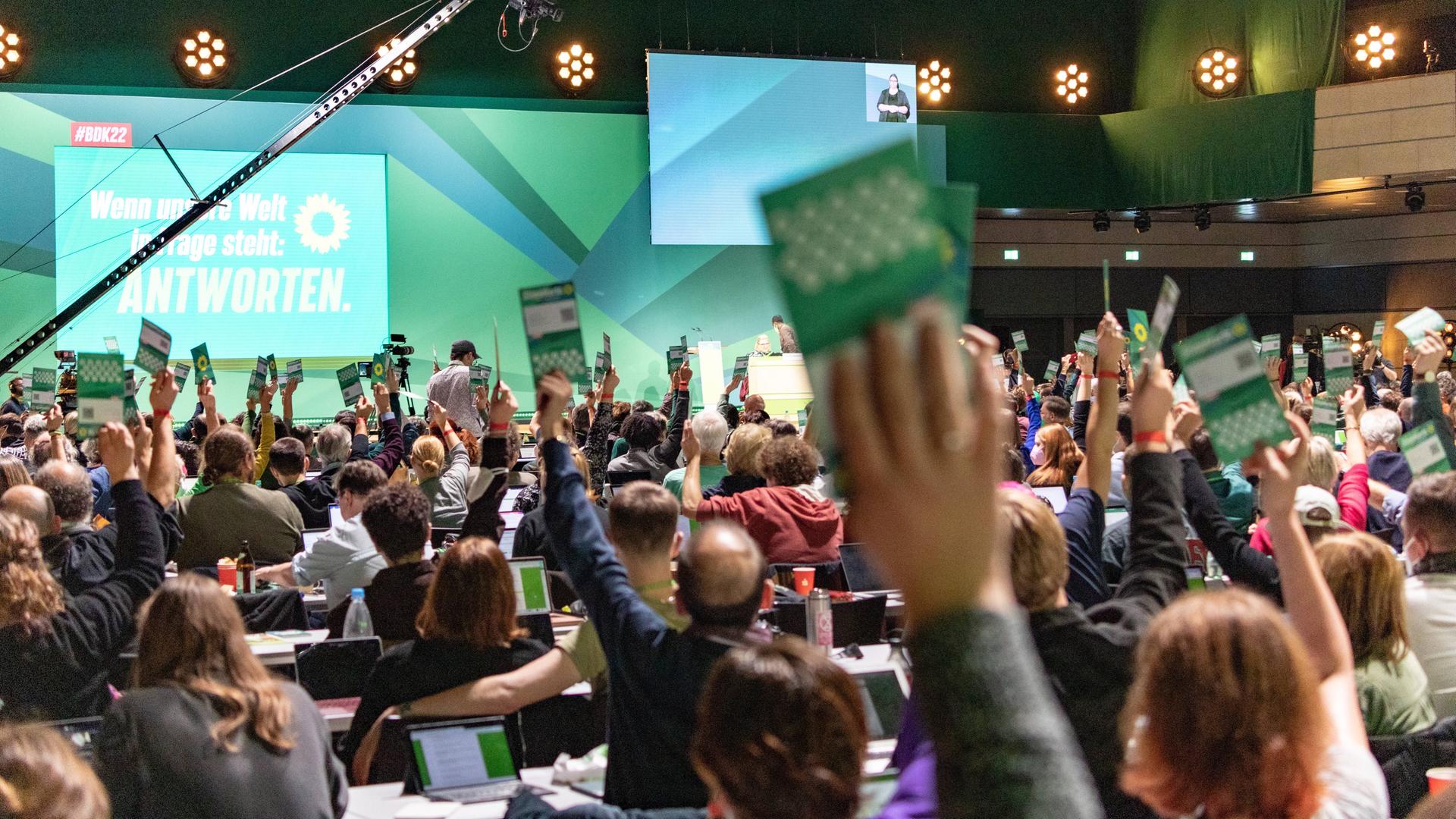 Der Parteitag von Bündnis 90/Die Grünen am 15. Oktober im WCCB in Bonn - Delegierte stimmen mit ihrer Wahlkarte ab