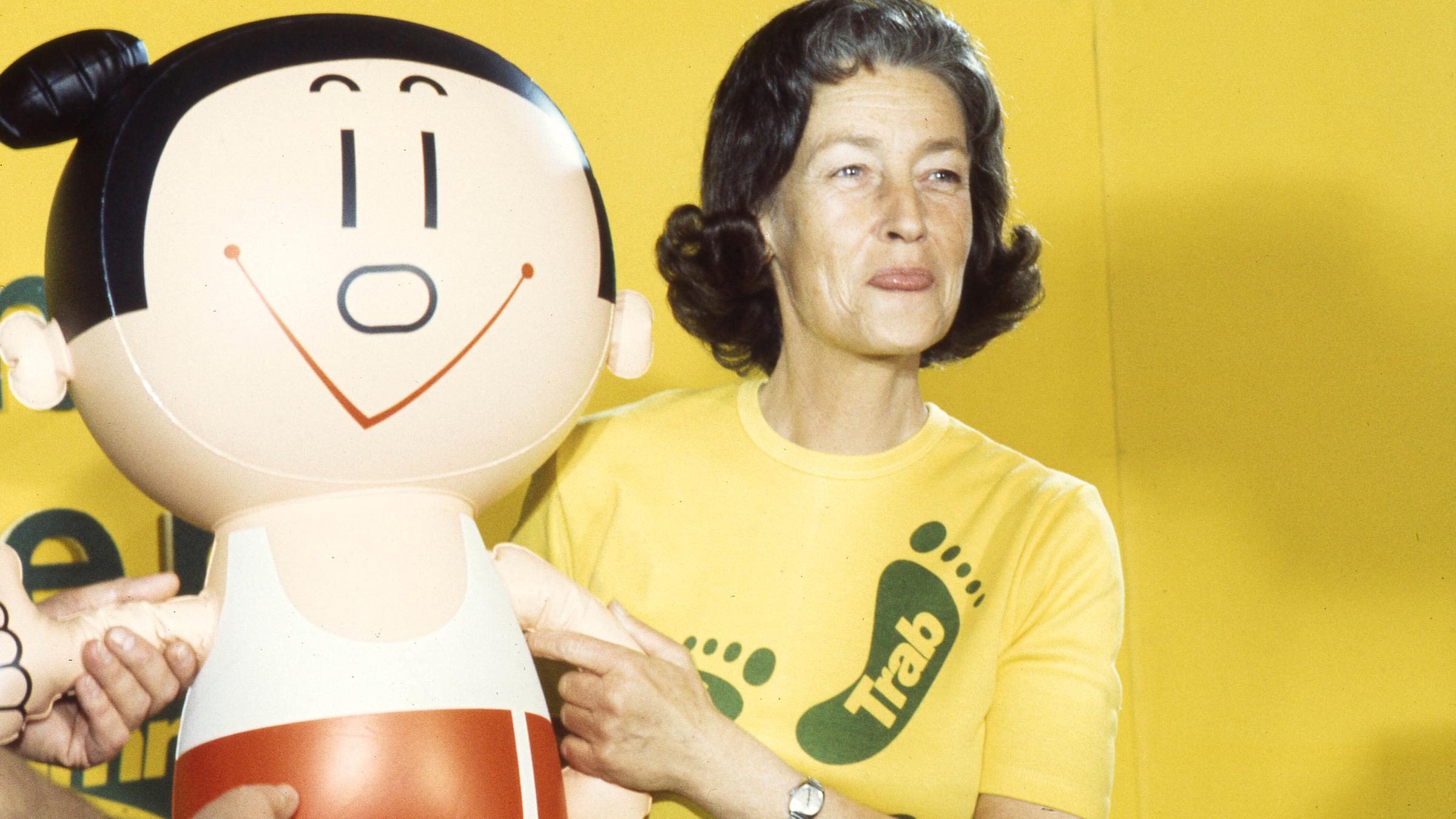 Die ehemalige Bundesfamilienministerin Katharina Focke mit dem Maskottchen Trimmy. Die ehemalige Bundesfamilienministerin Katharina Focke mit dem Maskottchen Trimmy.