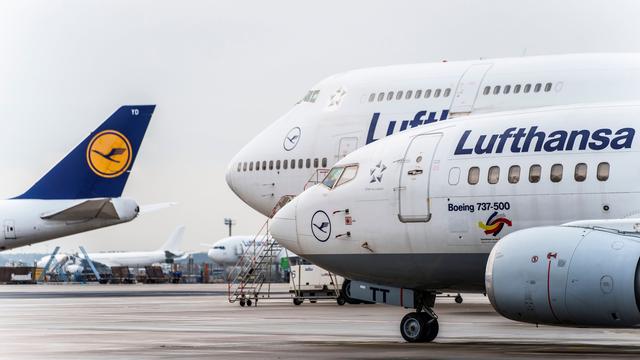 Hessen, Frankfurt/Main: Lufthansa-Maschinen stehen auf dem Vorfeld. Wegen der gravierenden IT-Panne bei der Lufthansa leitet die Deutsche Flugsicherung Flugzeuge nicht mehr zum Flughafen Frankfurt. Hessen, Frankfurt/Main: Lufthansa-Maschinen stehen auf dem Vorfeld. Wegen der gravierenden IT-Panne bei der Lufthansa leitet die Deutsche Flugsicherung Flugzeuge nicht mehr zum Flughafen Frankfurt.