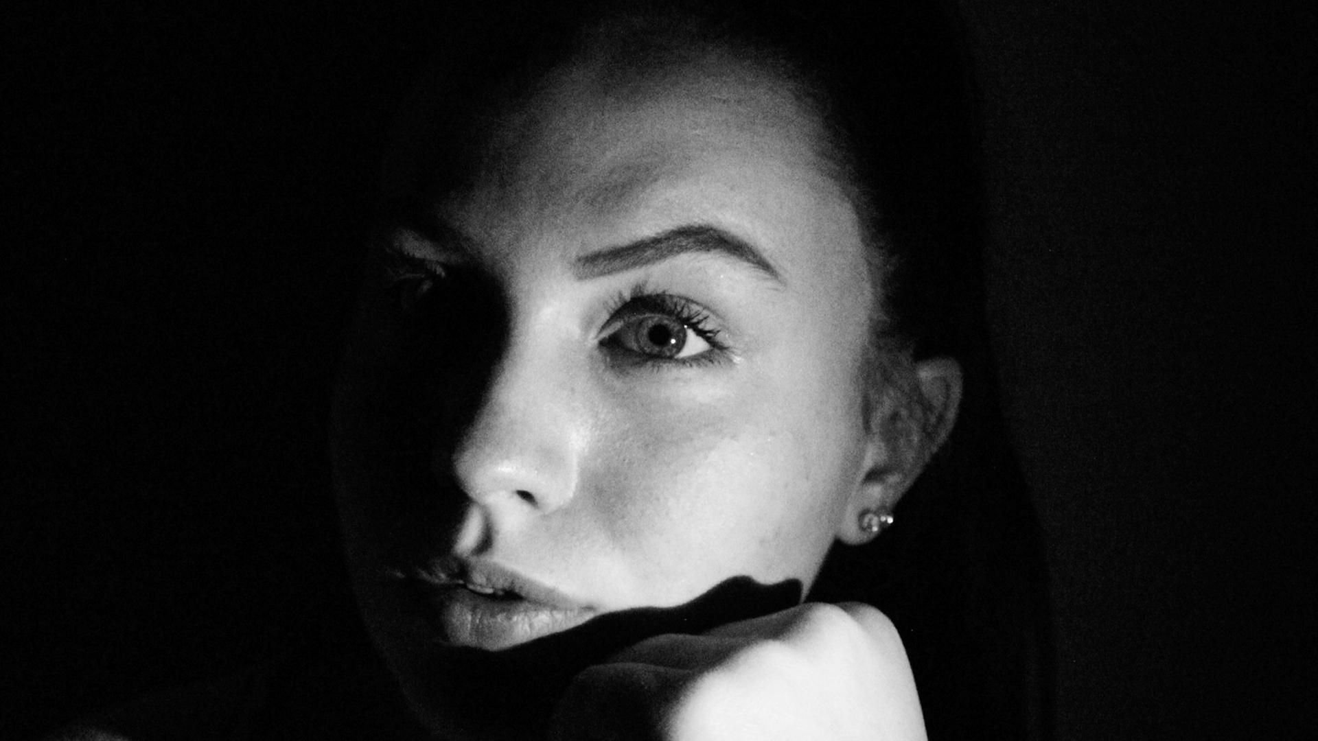 Mit den „Waffen einer Frau“ - so möchte sich die Marquise von Pommeraye rächen. Zu sehen: Ein schwarz-weiß-Foto mit dem Porträt einer Frau, deren eine Hälfte des Gesichts im Schatten ist. Mit den „Waffen einer Frau“ - so möchte sich die Marquise von Pommeraye rächen. Zu sehen: Ein schwarz-weiß-Foto mit dem Porträt einer Frau, deren eine Hälfte des Gesichts im Schatten ist.