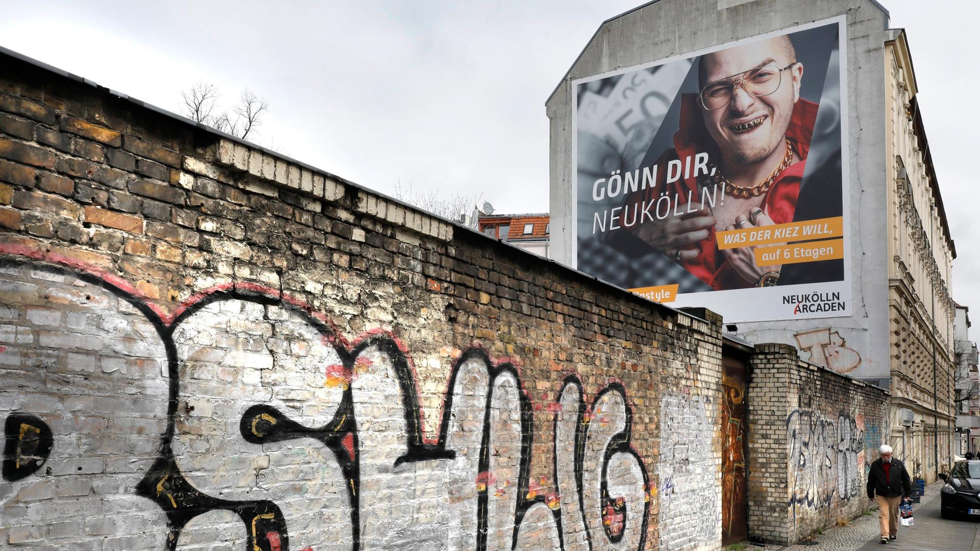 Ein Werbeplakat mit der Aufschriftt "Gönn Dir" in Berlin Neukölln.