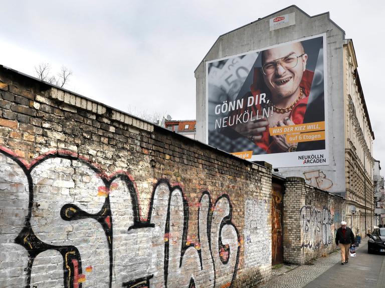 Ein Werbeplakat mit der Aufschriftt "Gönn Dir" in Berlin Neukölln.