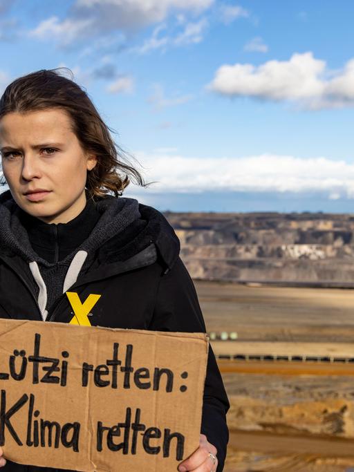 Luisa Neubauer, Klimaaktivistin, am Rande der Abbruchkante am Tagebau Garzweiler II am Ort Lützerath. Lützerath soll zur Erweiterung des Braunkohletagebaus Garzweiler II abgebaggert werden.