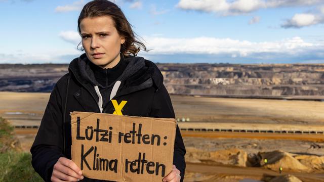 Luisa Neubauer, Klimaaktivistin, am Rande der Abbruchkante am Tagebau Garzweiler II am Ort Lützerath. Lützerath soll zur Erweiterung des Braunkohletagebaus Garzweiler II abgebaggert werden.