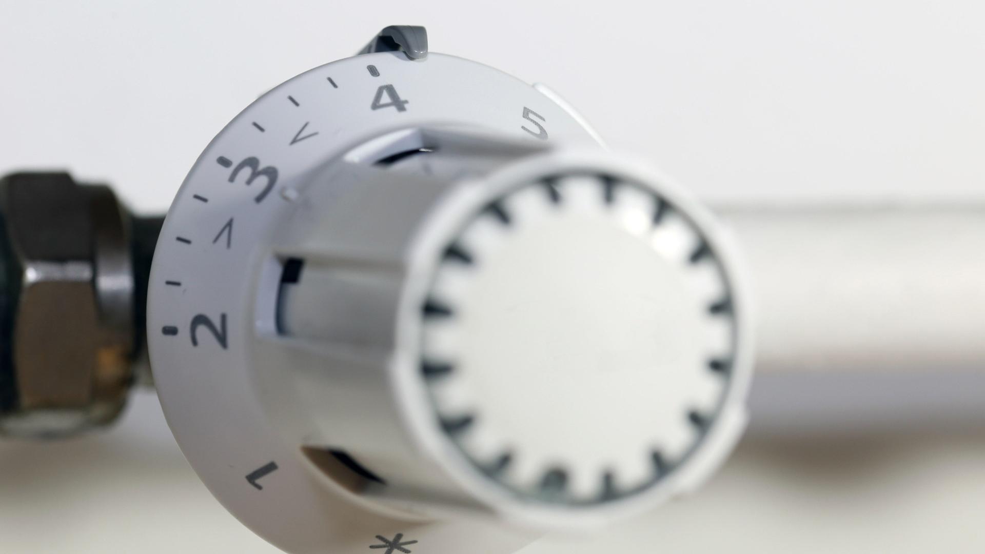 Ein Heizkörper-Thermostat steht auf etwas über der Ziffer "vier", insgesamt geht es bis zur "fünf". Ein Heizkörper-Thermostat steht auf etwas über der Ziffer "vier", insgesamt geht es bis zur "fünf".