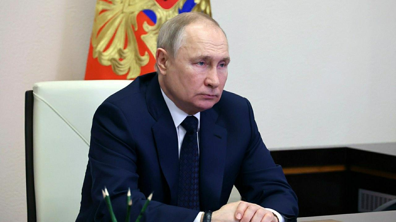 Der russische Präsident Wladimir Putin in einem Videotelefonat zur Indienststellung der Fregatte "Admiral Gorschkow", die mit Zirkon-Überschallraketen ausgestattet ist Der russische Präsident Wladimir Putin in einem Videotelefonat zur Indienststellung der Fregatte "Admiral Gorschkow", die mit Zirkon-Überschallraketen ausgestattet ist