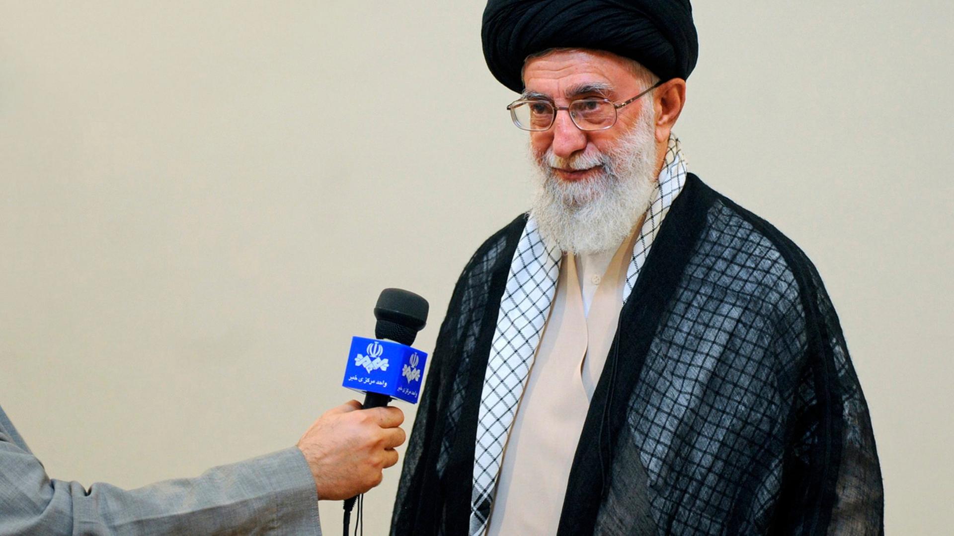 Ajatollah Ali Chamenei, Irans Staatsoberhaupt und Religionsführer, spricht am 08.11.2014 in ein Mikrofon des iranischen Staatssenders IRIB
