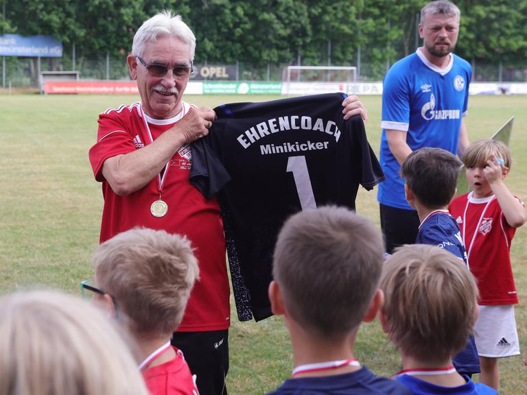 firo : 22.06.2022, FuÃball,, Saison 2021/2022, Amateur Fussball letztes Training bekommt ein Trikot als Geschenk GEschenk Ehrenamt , Kreisliga , JugendfuÃball , Soziales , Breitensport , DJK SF Dülmen , Amateursport Ehrenamtler , Werner Feugmann (73 Jahren) tritt , nach 36 , Jahren , im Ehrenamt , als Trainer , der U6 , bei , der , DJK Dülmen , zurück , Abschied ,