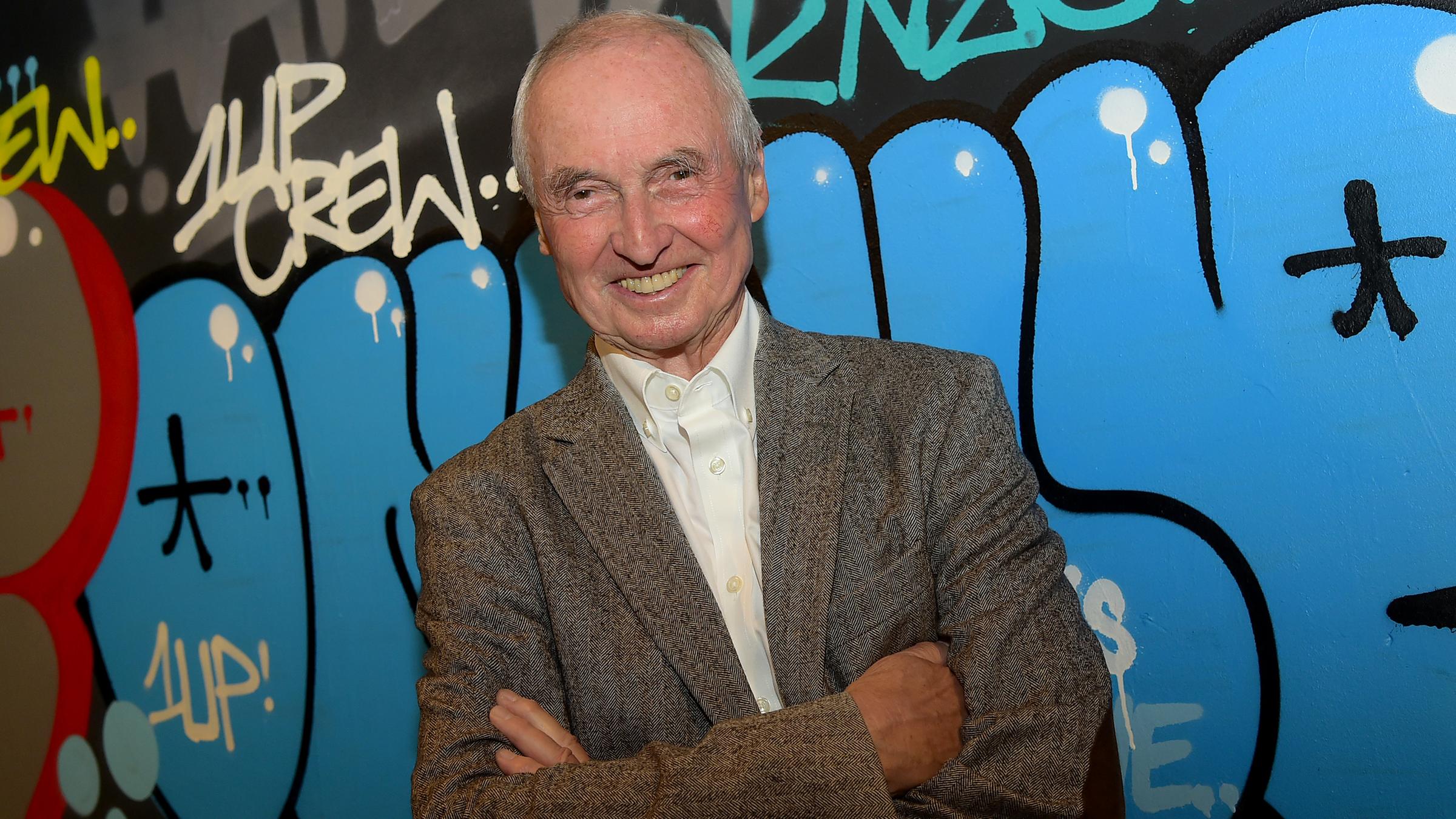 Ein Porträts des Autors und Journalisten Peter Pragal, ersteht vor einer mit Graffiti besprühten Wand im Berliner SO36 Ein Porträts des Autors und Journalisten Peter Pragal, ersteht vor einer mit Graffiti besprühten Wand im Berliner SO36