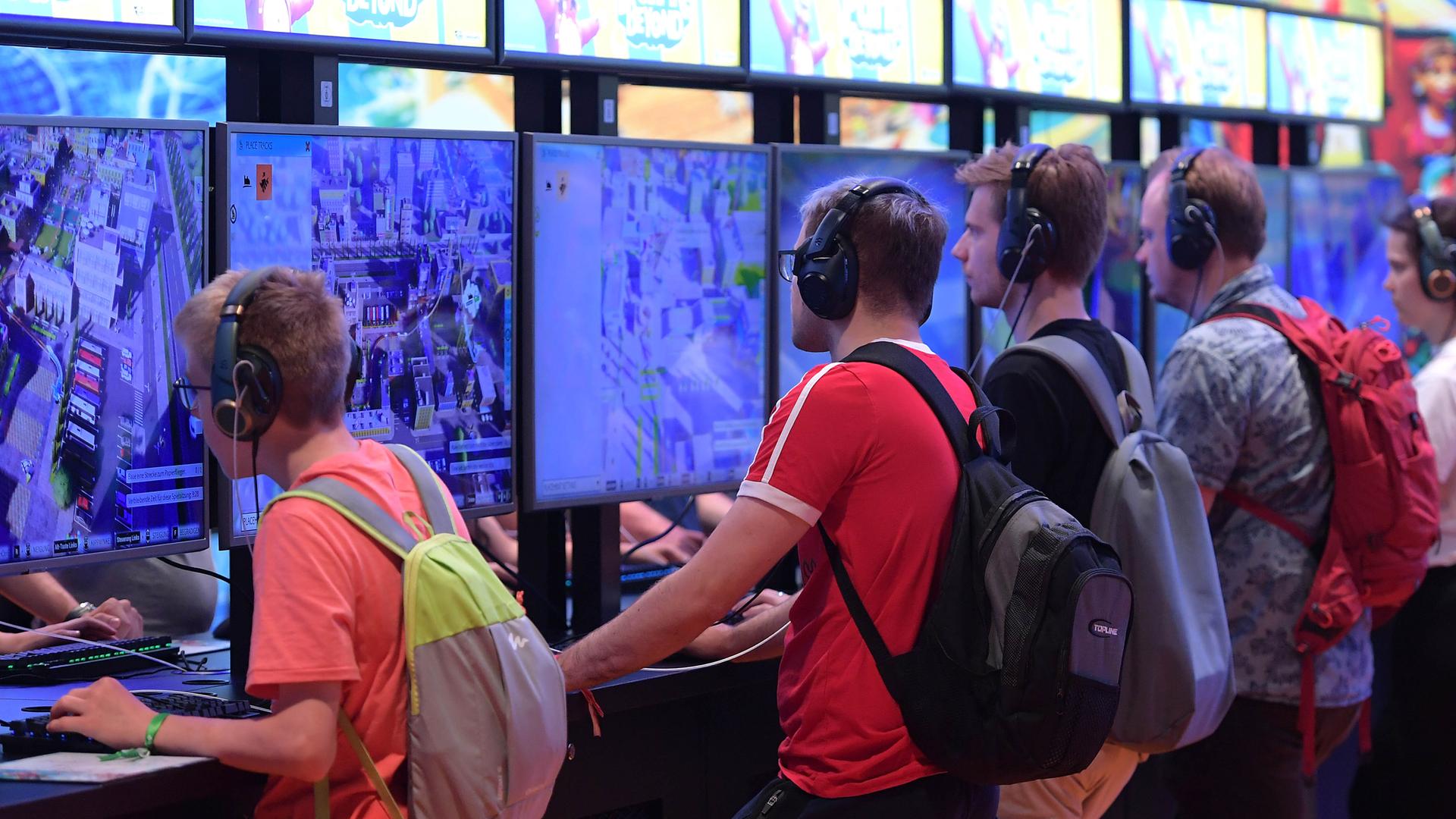 Besucher spielen ein Spiel auf der gamescom 2022 am 28.08.2022 Besucher spielen ein Spiel auf der gamescom 2022 am 28.08.2022