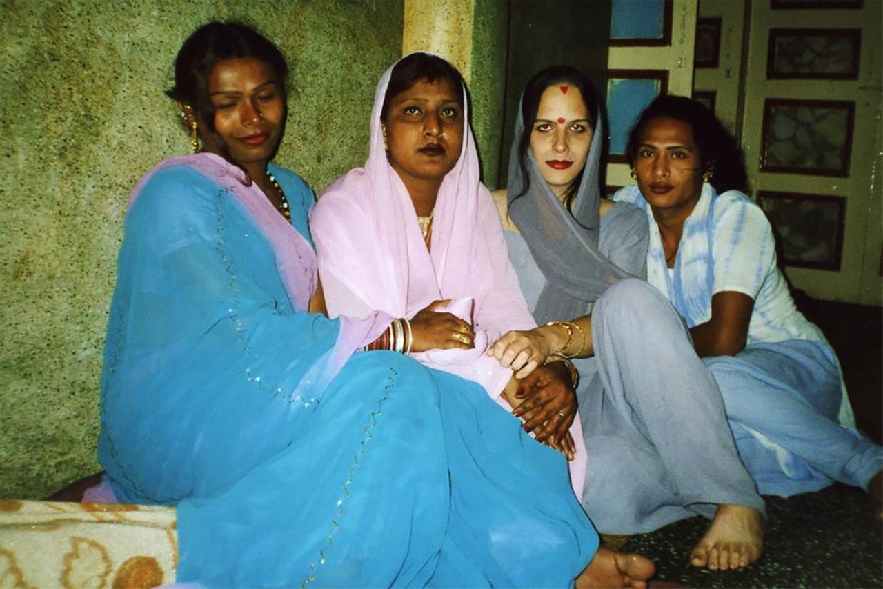 Vier Hijra Frauen in indischen Gewändern.