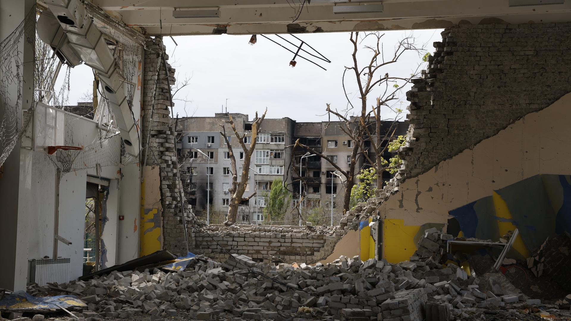 Der Blick aus einer zerstörten Wohnung in einem Haus auf die Hafenstadt Mariupol. Der Blick aus einer zerstörten Wohnung in einem Haus auf die Hafenstadt Mariupol.