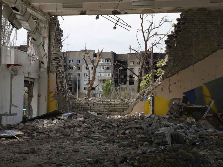 Der Blick aus einer zerstörten Wohnung in einem Haus auf die Hafenstadt Mariupol. 