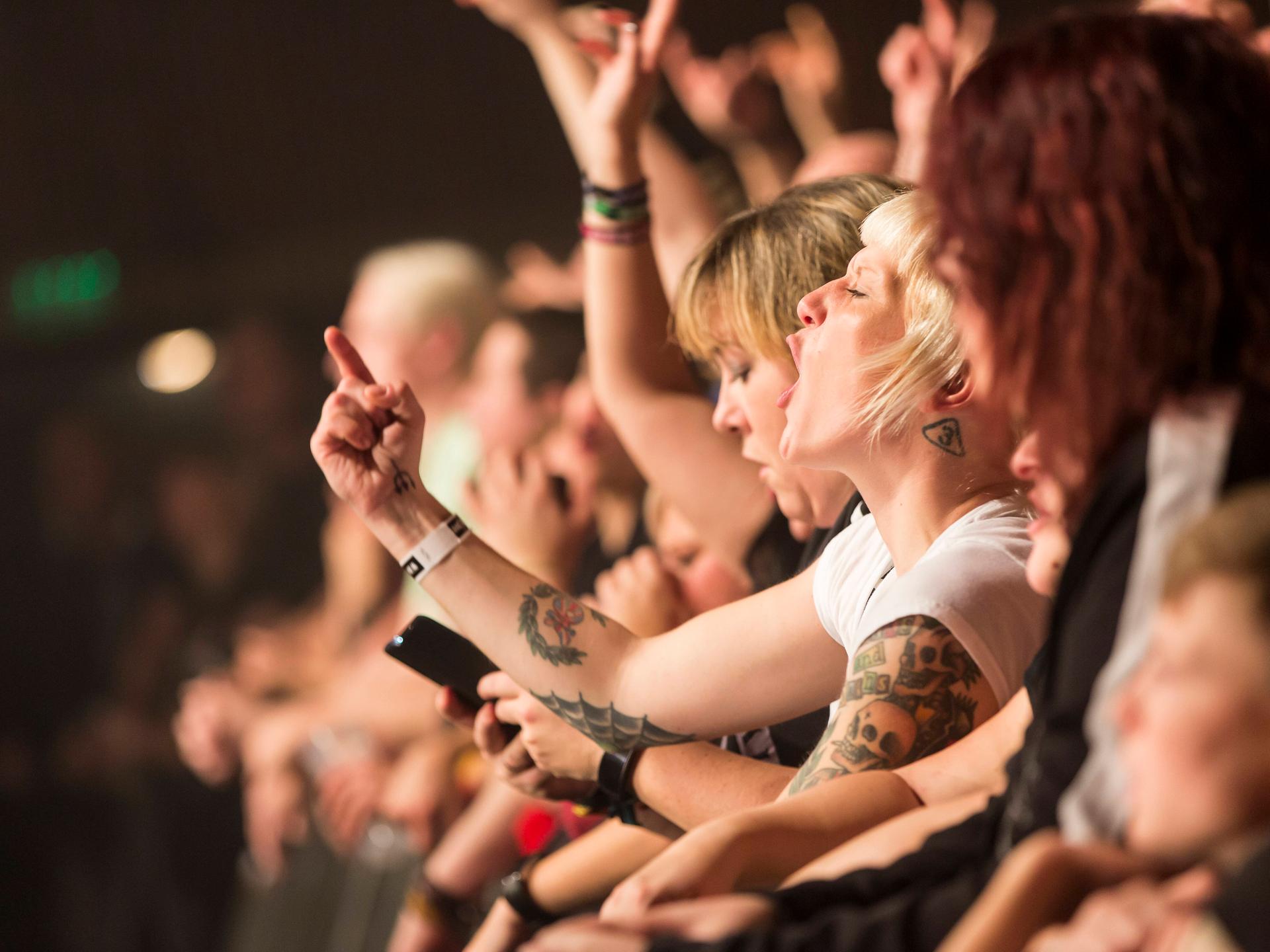 weibliche Fans auf einem Punkrock-Konzert in der ersten Reihe 