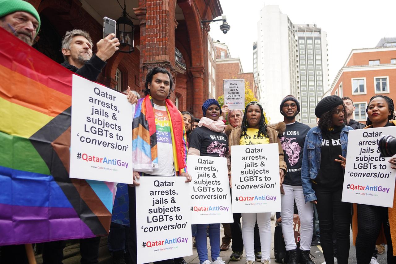 Klare Botschaft vor der Botschaft: Diese Menschen protestieren vor der Botschaft von Katar in London und beklagen die Haltung des Emirats zu den Rechten von LGBTQ-Menschen. Klare Botschaft vor der Botschaft: Diese Menschen protestieren vor der Botschaft von Katar in London und beklagen die Haltung des Emirats zu den Rechten von LGBTQ-Menschen.