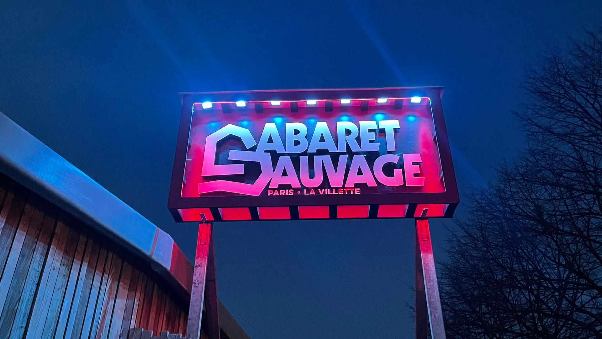 Auf einem Neonschild vor dem Nachthimmel in Paris steht geschrieben: "Cabaret Sauvage. Paris. La Villete"