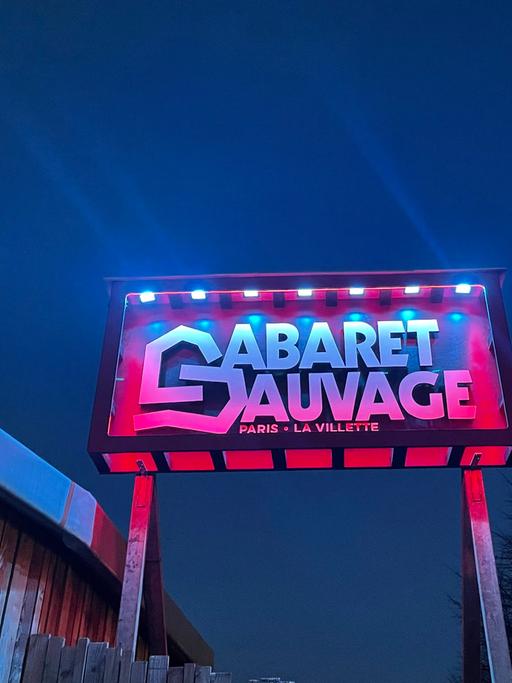 Auf einem Neonschild vor dem Nachthimmel in Paris steht geschrieben: "Cabaret Sauvage. Paris. La Villete"