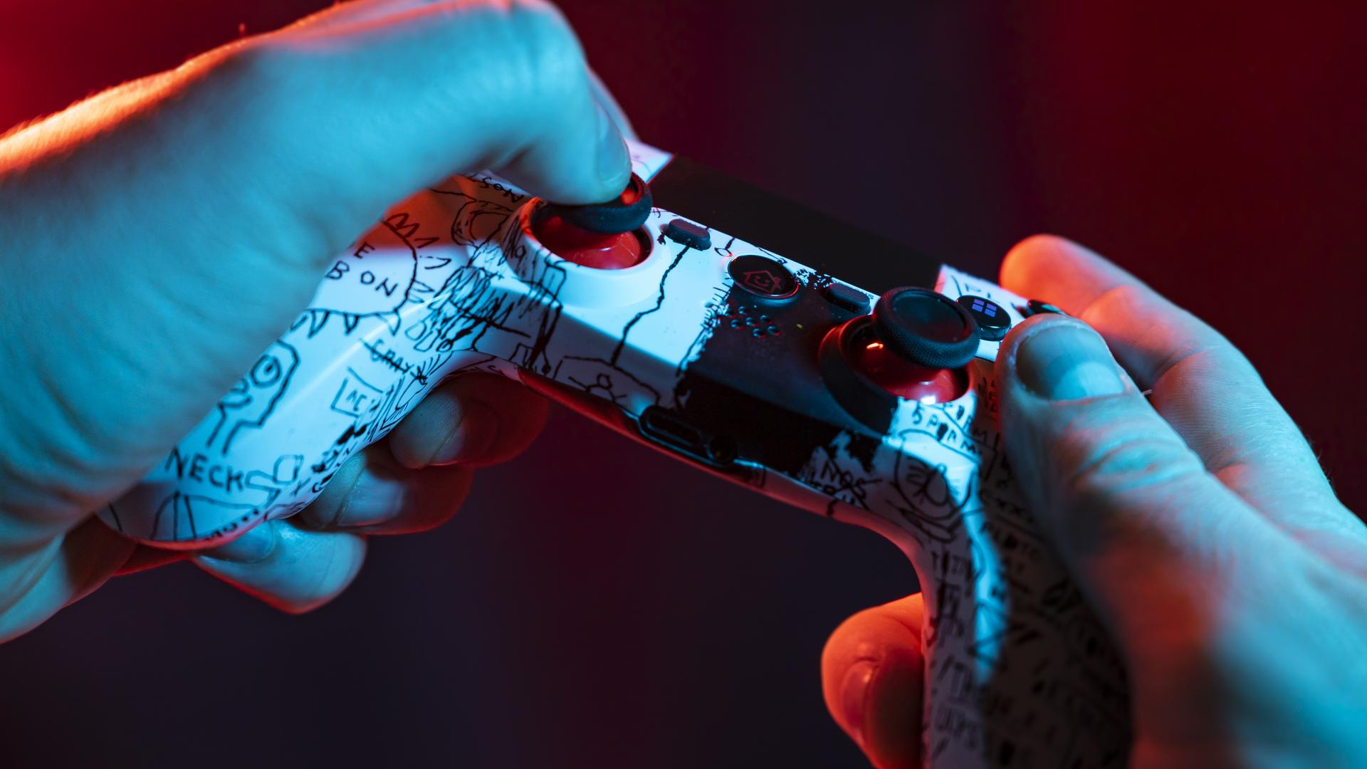 Ein Joystick in einer Hand. Ein Joystick in einer Hand.