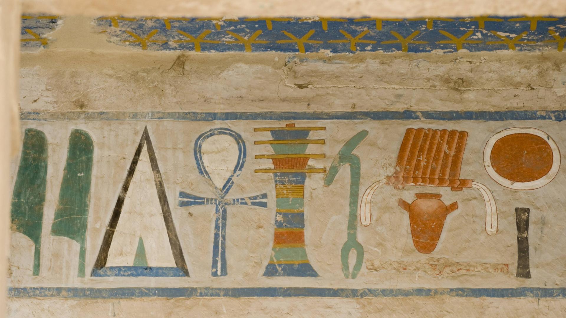Hieroglyphen im Gotteshaus der Göttin Anubis im Hatschepsut-Tempel in Luxor, Ägypten Hieroglyphen im Gotteshaus der Göttin Anubis im Hatschepsut-Tempel in Luxor, Ägypten