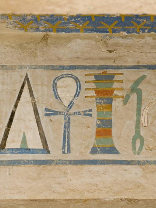Hieroglyphen im Gotteshaus der Göttin Anubis im Hatschepsut-Tempel in Luxor, Ägypten