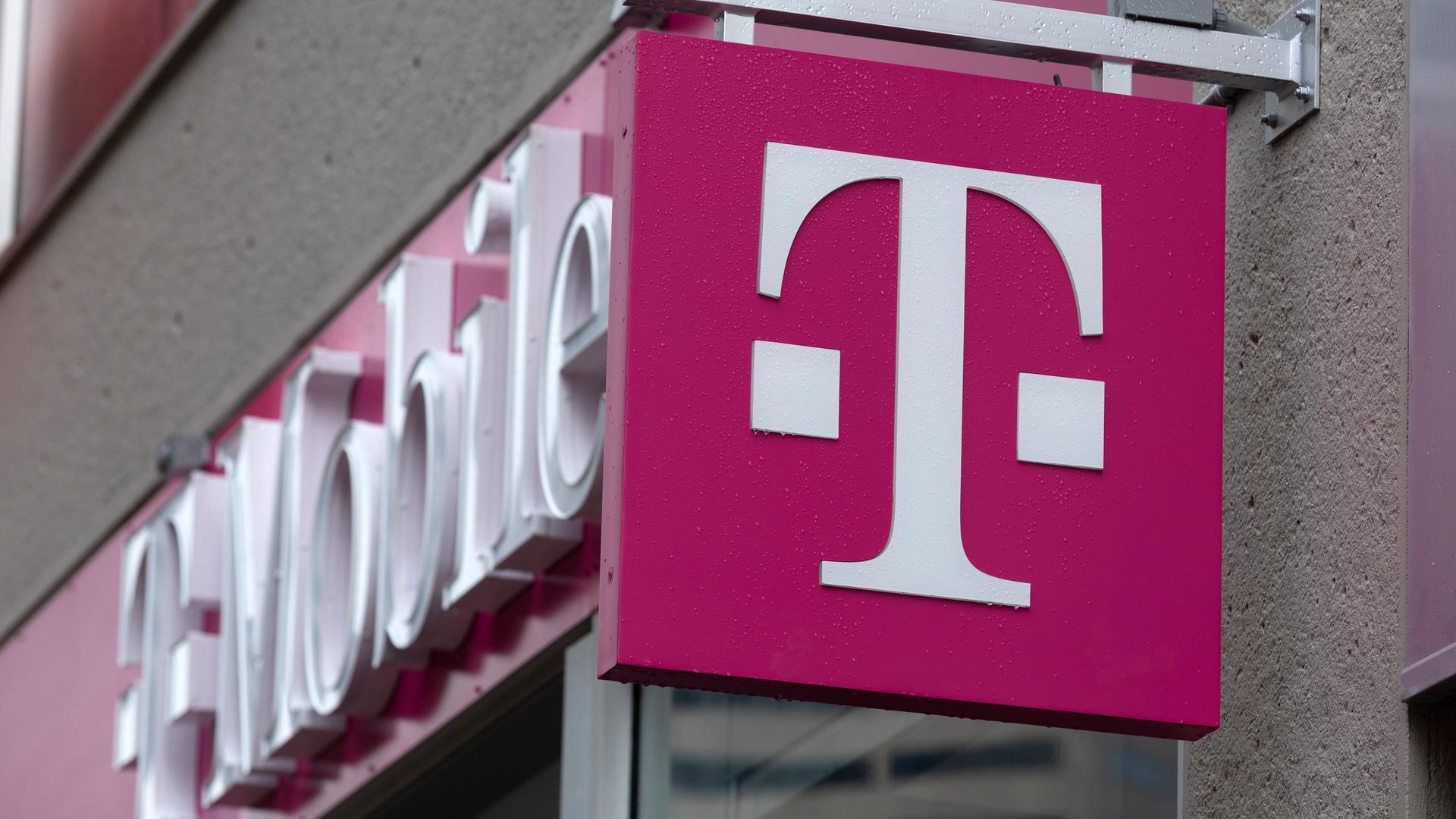 Das Logo der Telekom-Tochter T-Mobile an einer Hausfassade