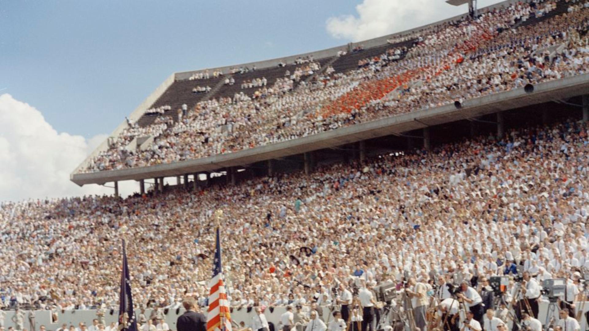 Präsident Kennedy sprach vor den voll besetzten Rängen des Stadions der Rice University Präsident Kennedy sprach vor den voll besetzten Rängen des Stadions der Rice University
