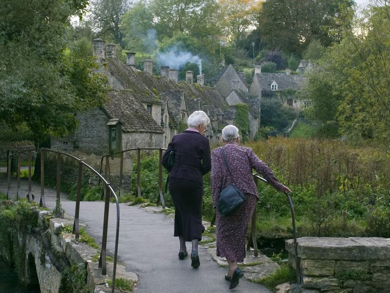 Für die Schwestern wird der Weg von Paris nach Amiens zu einer Reise mit Hindernissen. Zu sehen: Zwei ältere Damen von hinten gehen über eine Brücke.