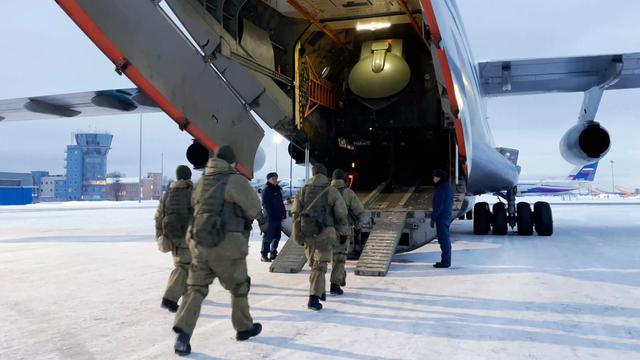 Auf dem vom russischen Verteidigungsministerium zur Verfügung gestellten und von der Staatsagentur Tass verbreiteten Foto besteigen russische Luftlandetruppen ein Flugzeug, um sich den sogenannten Friedenstruppen der Organisation des Vertrags über kollektive Sicherheit in Kasachstan anzuschließen. 
