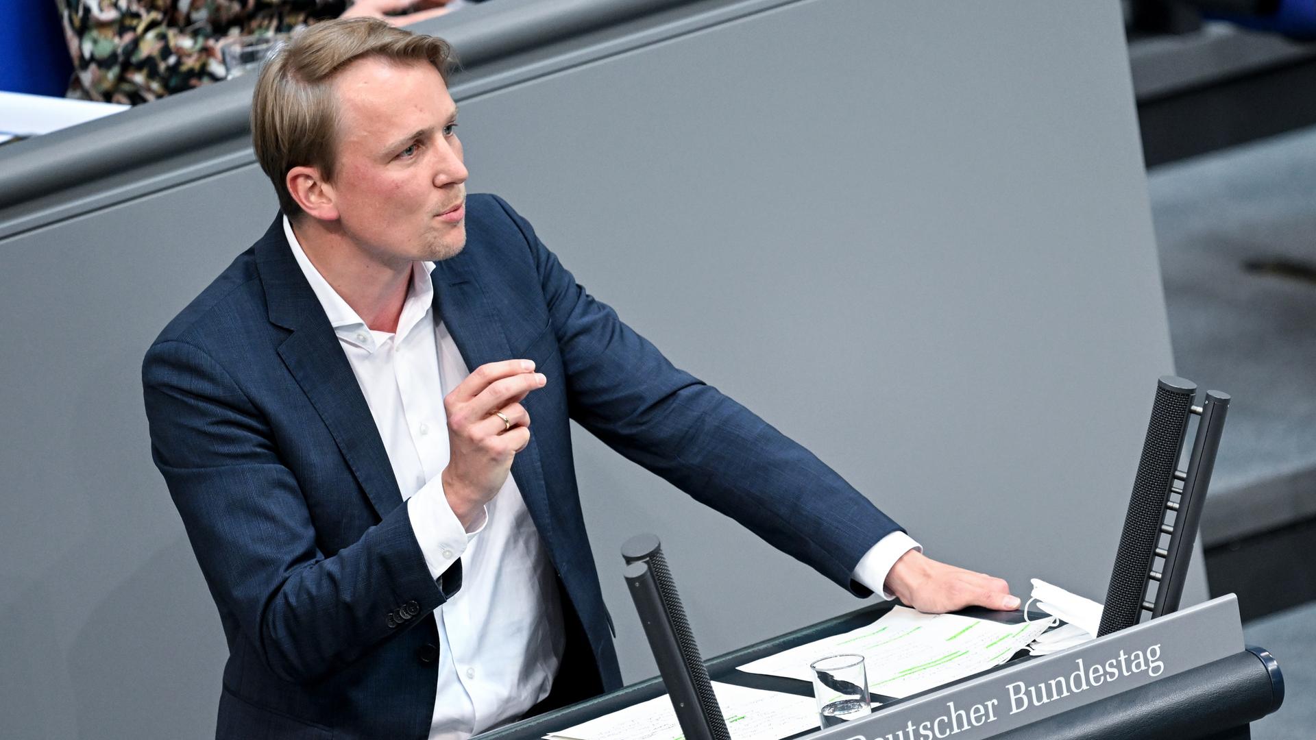 Jan-Niclas Gesenhues (Bündnis 90/Die Grünen) spricht am Redepult im Bundestag Jan-Niclas Gesenhues (Bündnis 90/Die Grünen) spricht am Redepult im Bundestag