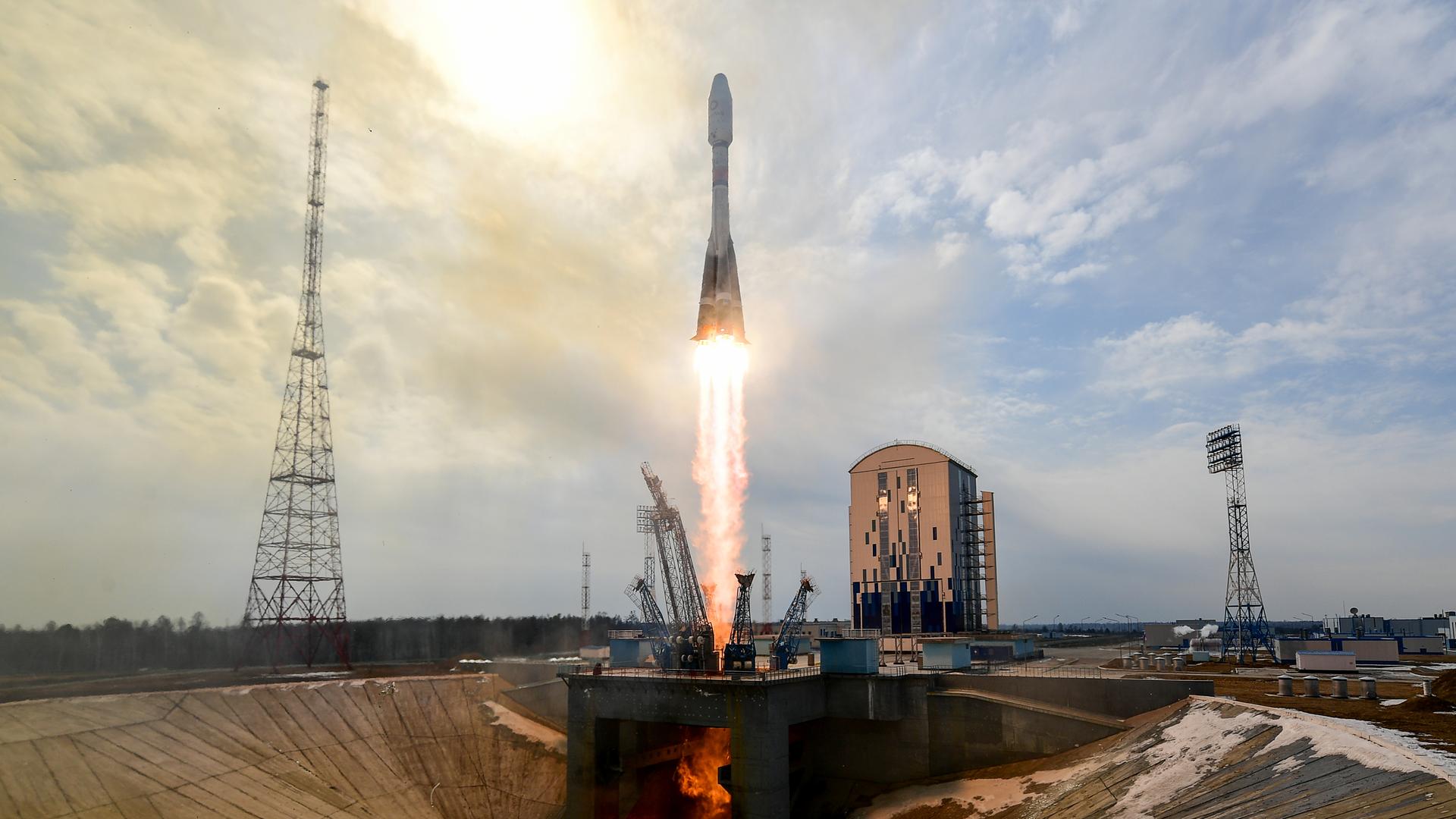 Eine russische Sojus-2.1b Trägerrakete startet von der Basis mit einem großen Feuerschein durch die Verbrennungen die der Antrieb benötigt. Eine russische Sojus-2.1b Trägerrakete startet von der Basis mit einem großen Feuerschein durch die Verbrennungen die der Antrieb benötigt.