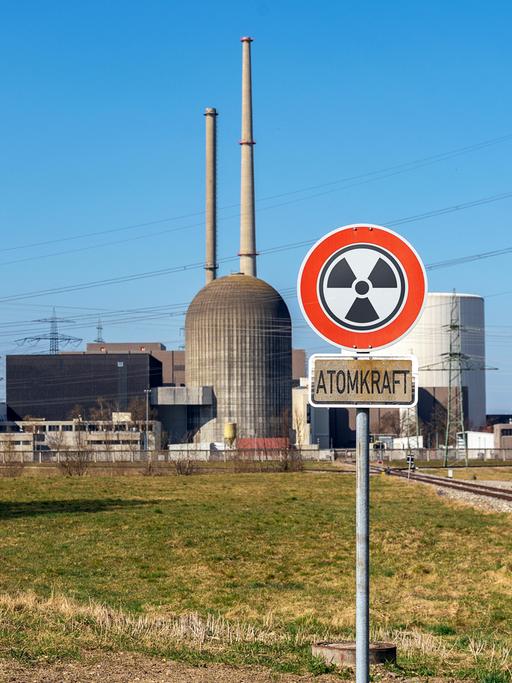 Vor dem Kernkraftwerk in Grundremmingen ist ein Hinweisschild auf Radioaktivität zu sehen. 